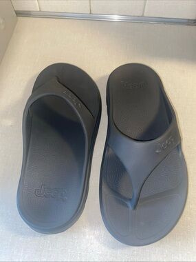 JEEP Size 8 Women’s Sandals Flip Flops Gray